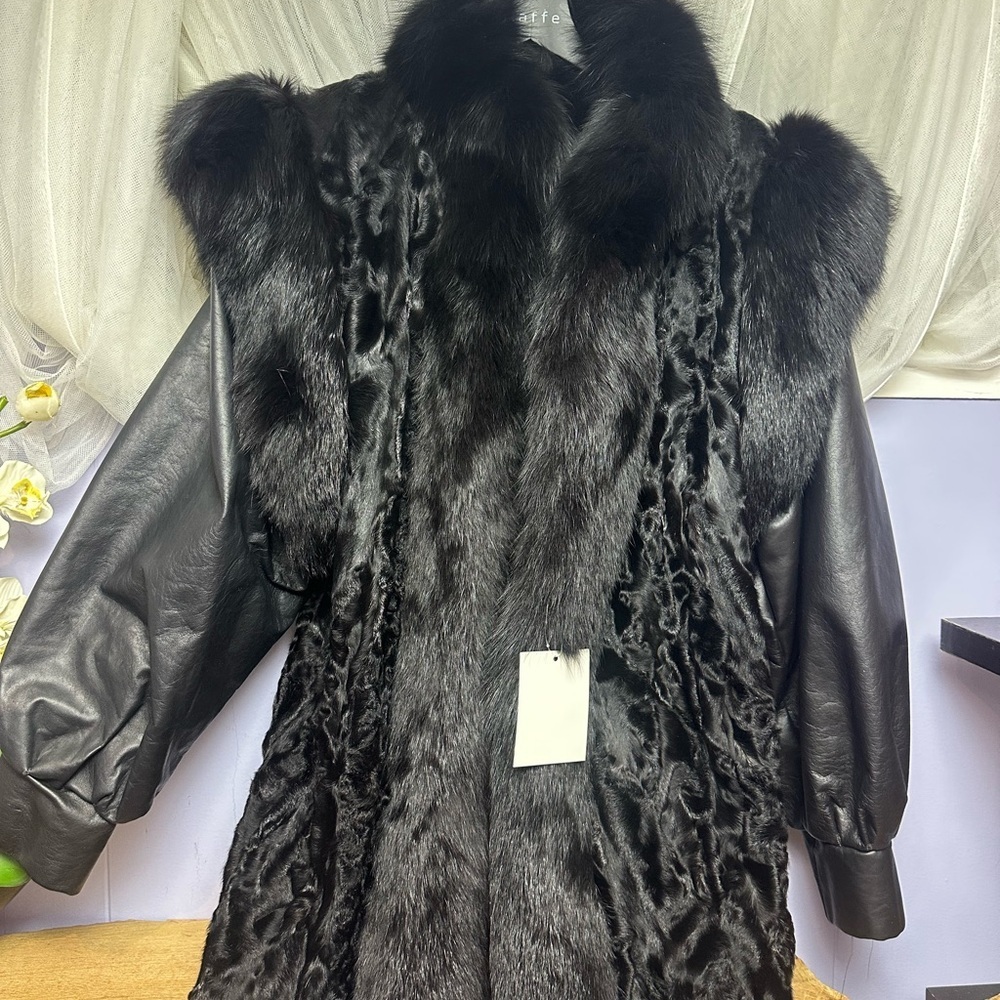 Vintage Custom-Made Fur Jacket with Detachable Leather Sleeves - Picture 4 of 13